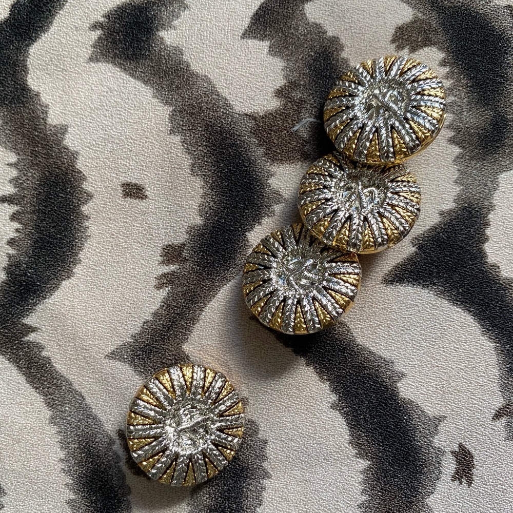 Novelty statement shank buttons 21mm